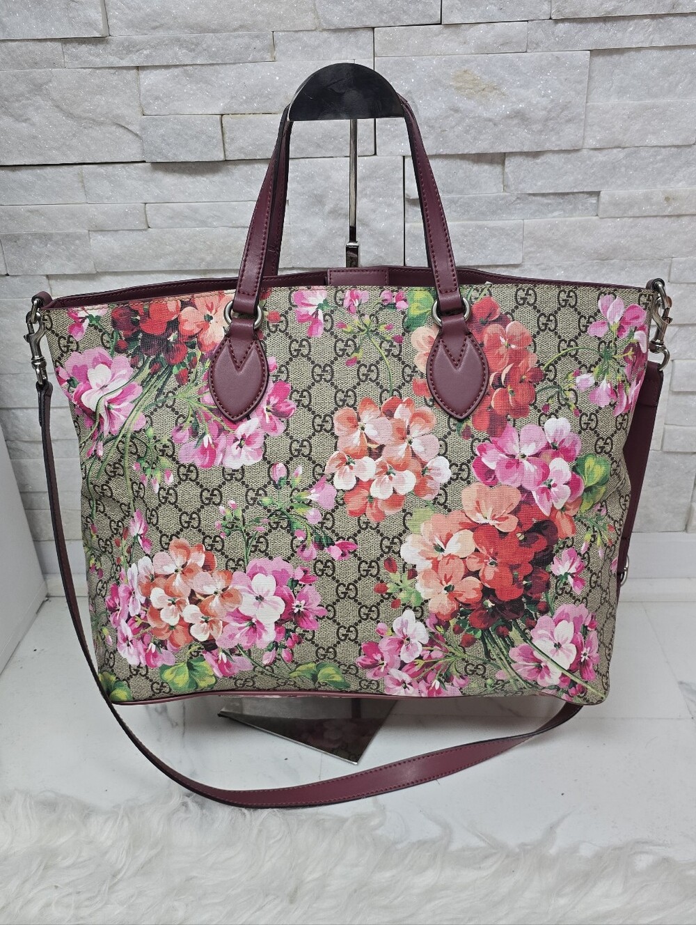 Gucci Floral GG Supreme Canvas Tote in Pink and Burgundy - Picture 2 of 15